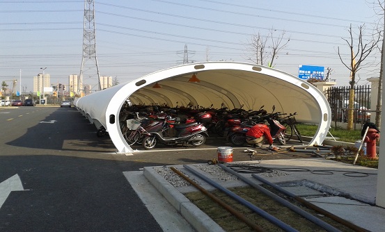 膜結構自行車棚